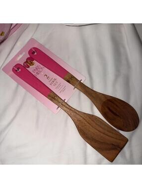 Paris Hilton 2 Piece Wood Tool Set Acacia Spoon and Turner Pink Heart Handle
